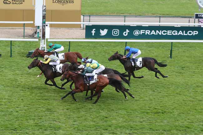 Photo d'arrivée de la course pmu PRIX GANAY à LONGCHAMP le Dimanche 28 avril 2024