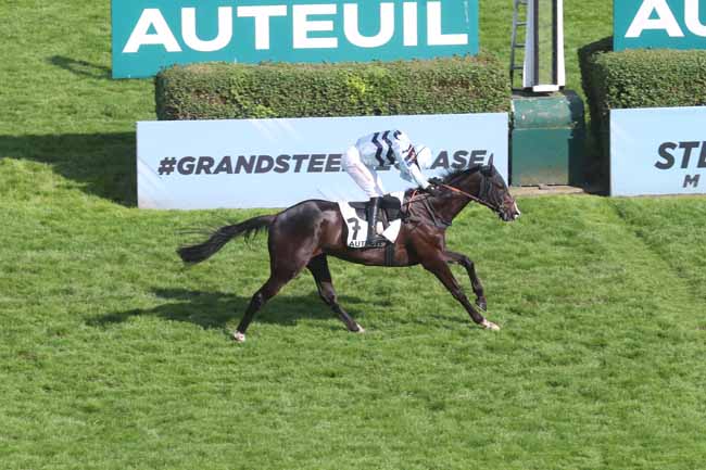 Photo d'arrivée de la course pmu PRIX FERDINAND DUFAURE à AUTEUIL le Dimanche 19 mai 2024