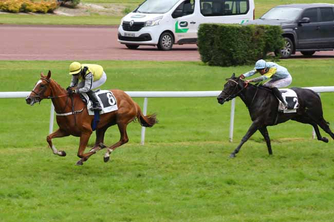 Photo d'arrivée de la course pmu PRIX DES JARDINS DU MAIL à ANGERS le Mardi 21 mai 2024