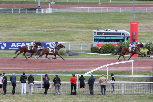 Photo d'arrivée de la course pmu PRIX D'ARMENTIERES à ENGHIEN le Samedi 6 juillet 2024