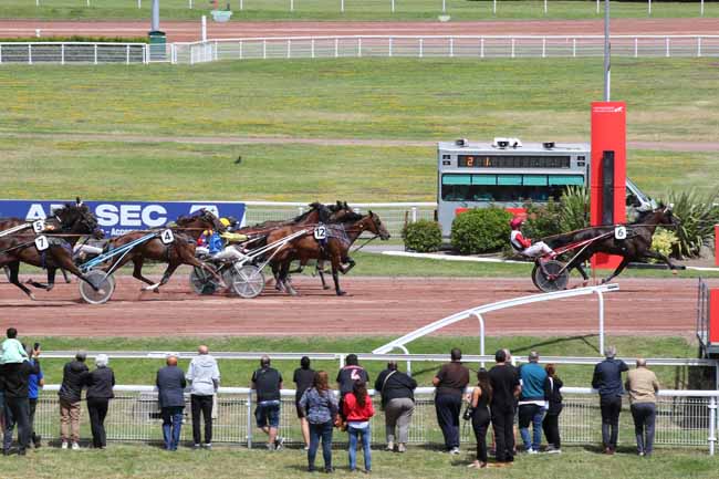 Photo d'arrivée de la course pmu PRIX DE L'ECOLE MILITAIRE à ENGHIEN le Samedi 6 juillet 2024