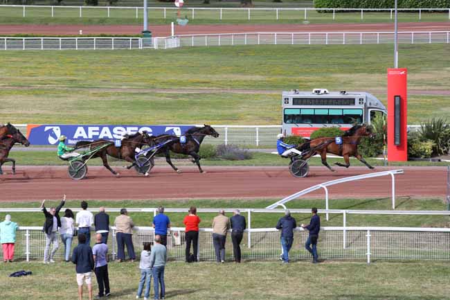 Photo d'arrivée de la course pmu PRIX DU MOULIN ROUGE à ENGHIEN le Samedi 6 juillet 2024