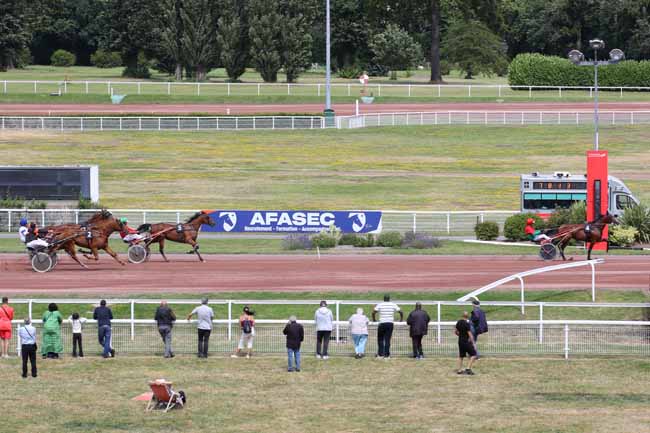 Photo d'arrivée de la course pmu PRIX DE MENILMONTANT à ENGHIEN le Mercredi 10 juillet 2024