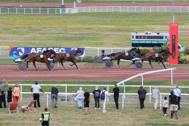 Photo d'arrivée de la course pmu PRIX DE BERTINCOURT à ENGHIEN le Mercredi 10 juillet 2024