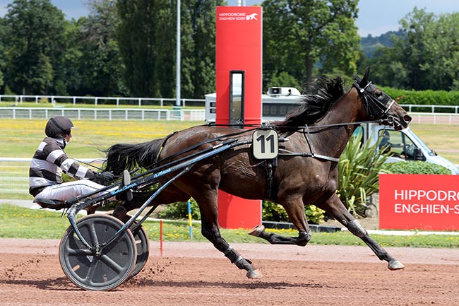 Photo d'arrivée de la course pmu PRIX D'ESCUROLLES à ENGHIEN le Samedi 13 juillet 2024