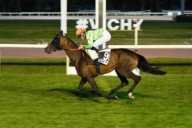 Photo d'arrivée de la course pmu PRIX VICHY LABORATOIRES - GRAND PRIX DES CAVALIERES DE VICHY à VICHY le Mercredi 17 juillet 2024