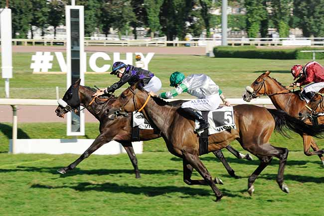 Photo d'arrivée de la course pmu PRIX CAVILAM - ALLIANCE FRANCAISE (PRIX DE LA FORET DE TRONCAIS) à VICHY le Jeudi 18 juillet 2024