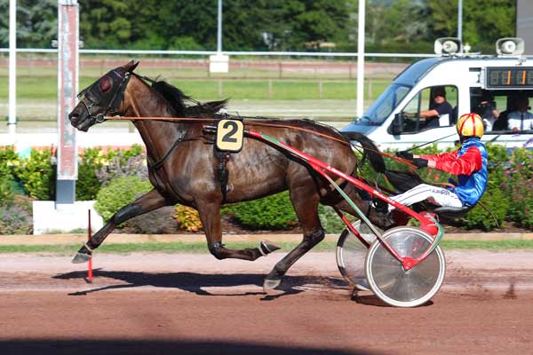 Arrivée quinté pmu PRIX DU CONSEIL REGIONAL DE NORMANDIE à CABOURG