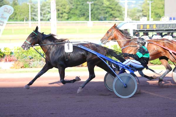 Photo d'arrivée de la course pmu PRIX SWEET FM (PRIX DE L'OFFICE DE TOURISME DE CABOURG) à CABOURG le Vendredi 19 juillet 2024