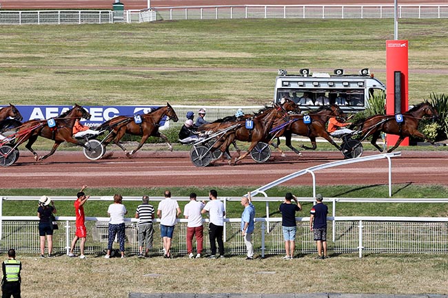 Photo d'arrivée de la course pmu PRIX DES QUINZE-VINGT à ENGHIEN le Samedi 20 juillet 2024