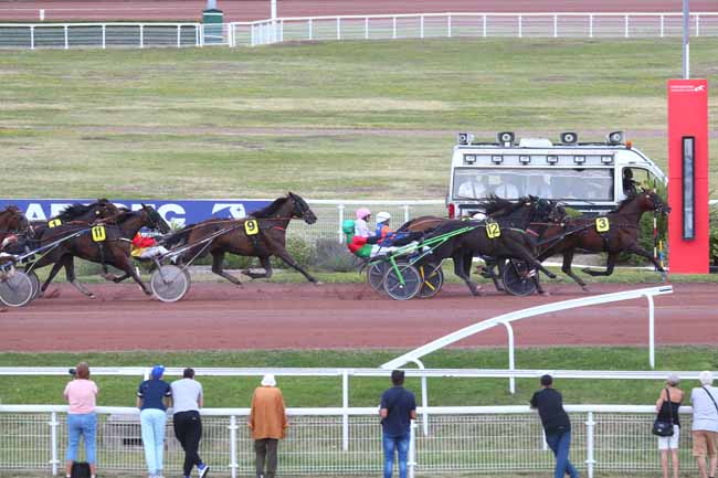 Photo d'arrivée de la course pmu PRIX DE LA HAUTE MARNE à ENGHIEN le Mercredi 24 juillet 2024