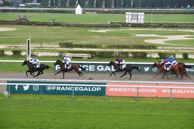 Photo d'arrivée de la course pmu PRIX DU SECOURS POPULAIRE FRANCAIS (PRIX DE LA GRANDE VILLA) à DEAUVILLE le Mardi 30 juillet 2024