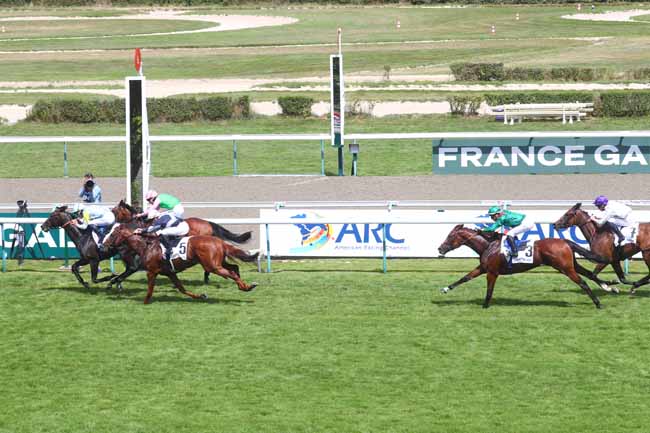 Photo d'arrivée de la course pmu PRIX DAPHNIS - FONDS EUROPEEN DE L'ELEVAGE - PRIX FAMILLE STEINB à DEAUVILLE le Dimanche 4 août 2024