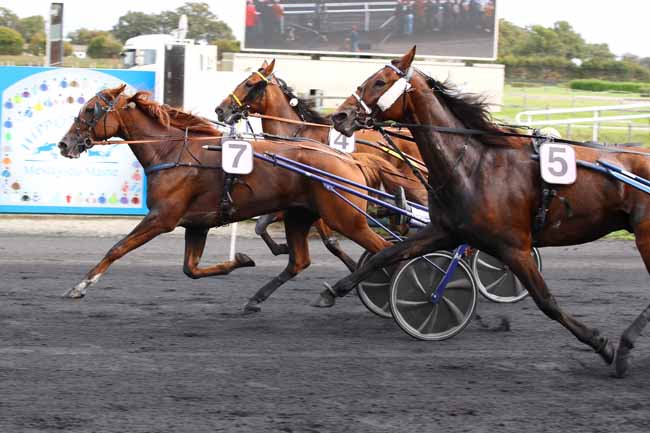 Photo d'arrivée de la course pmu GRAND PRIX ANJOU-MAINE à MESLAY DU MAINE le Mercredi 2 octobre 2024