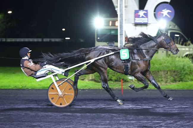 Photo d'arrivée de la course pmu GRAND PRIX DE L'UET à PARIS-VINCENNES le Vendredi 11 octobre 2024