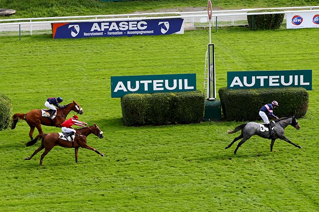 Photo d'arrivée de la course pmu PRIX DUC D'ALBURQUERQUE à AUTEUIL le Dimanche 13 octobre 2024