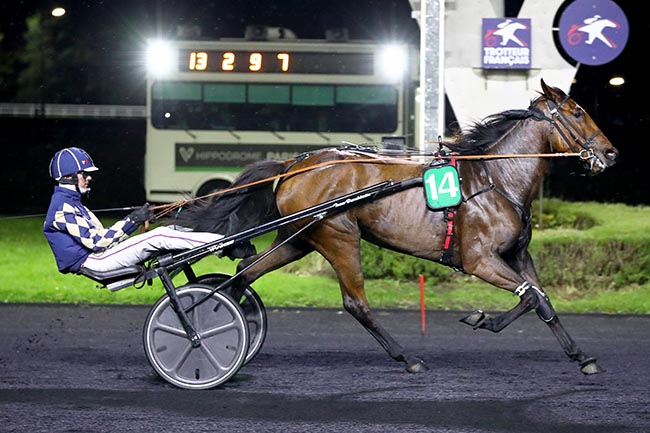 Photo d'arrivée de la course pmu PRIX COLUMBA à PARIS-VINCENNES le Mardi 15 octobre 2024