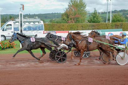 Photo d'arrivée de la course pmu PRIX DE LA REGION AUVERGNE RHONE-ALPES à SAINT GALMIER le Mercredi 16 octobre 2024