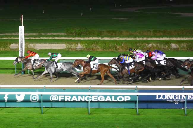 Photo d'arrivée de la course pmu PRIX DE LA FORET D'ECOUVES à DEAUVILLE le Lundi 21 octobre 2024