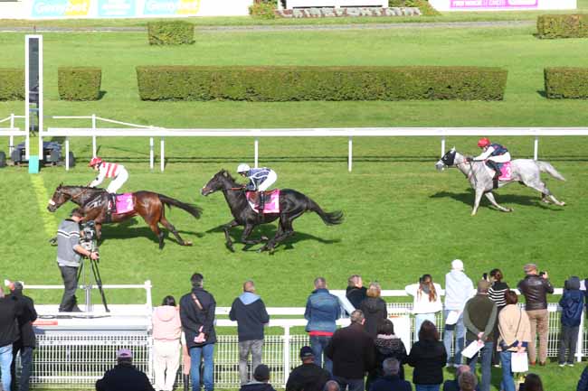 Photo d'arrivée de la course pmu PRIX SOUTENEZ LA RECHERCHE EN NORMANDIE (PRIX DE PENTHESILEE - HP CHALLENGE) à CLAIREFONTAINE le Mardi 22 octobre 2024