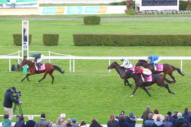 Photo d'arrivée de la course pmu PRIX AU GALOP POUR BACLESSE (PRIX DE LA COUTURE BARDIN) à CLAIREFONTAINE le Mardi 22 octobre 2024