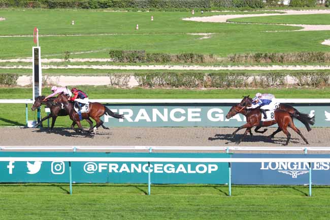 Photo d'arrivée de la course pmu PRIX DE CASTILLON à DEAUVILLE le Jeudi 24 octobre 2024