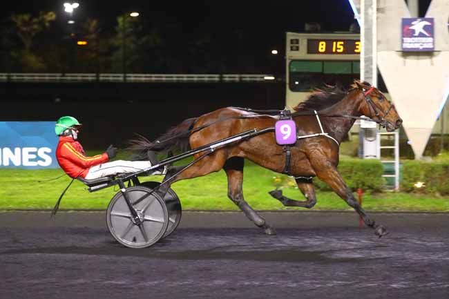 Photo d'arrivée de la course pmu PRIX CNL DE FONTENAY-SOUS-BOIS (PRIX JOSEPHINA) à PARIS-VINCENNES le Vendredi 15 novembre 2024