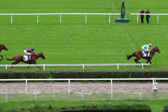 Photo d'arrivée de la course pmu PRIX KANTAR à SAINT CLOUD le Vendredi 15 novembre 2024