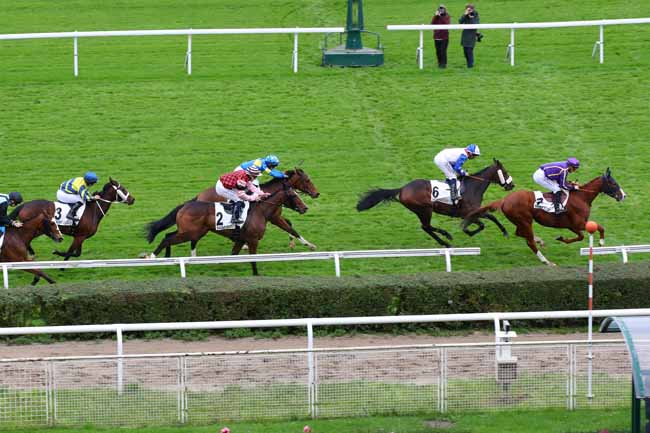 Photo d'arrivée de la course pmu PRIX DE LA GOUBINIERE à SAINT CLOUD le Vendredi 15 novembre 2024