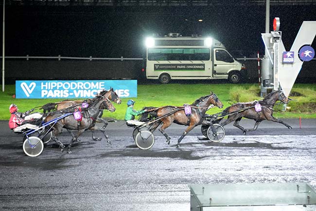 Photo d'arrivée de la course pmu PRIX DE LECELLES à PARIS-VINCENNES le Lundi 18 novembre 2024