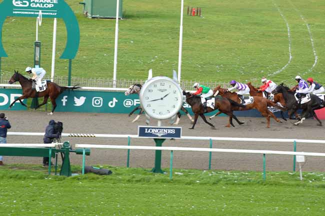 Photo d'arrivée de la course pmu PRIX DU TUNNEL DE SAINT-CLOUD à CHANTILLY le Vendredi 22 novembre 2024