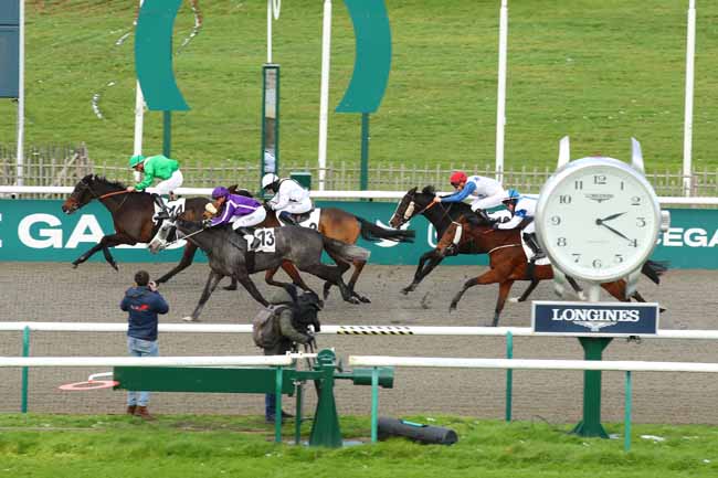 Photo d'arrivée de la course pmu PRIX DU PLATEAU DE SACLAY à CHANTILLY le Vendredi 22 novembre 2024