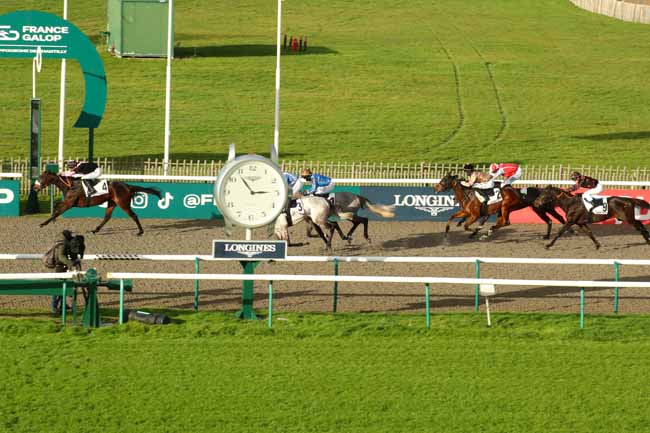 Photo d'arrivée de la course pmu PRIX DE LA VALLEE DE CHEVREUSE à CHANTILLY le Vendredi 22 novembre 2024