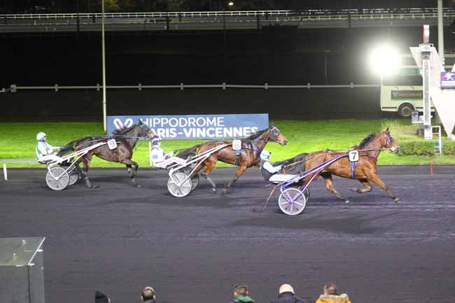 Photo d'arrivée de la course pmu PRIX DE CHAROLLES à PARIS-VINCENNES le Samedi 23 novembre 2024