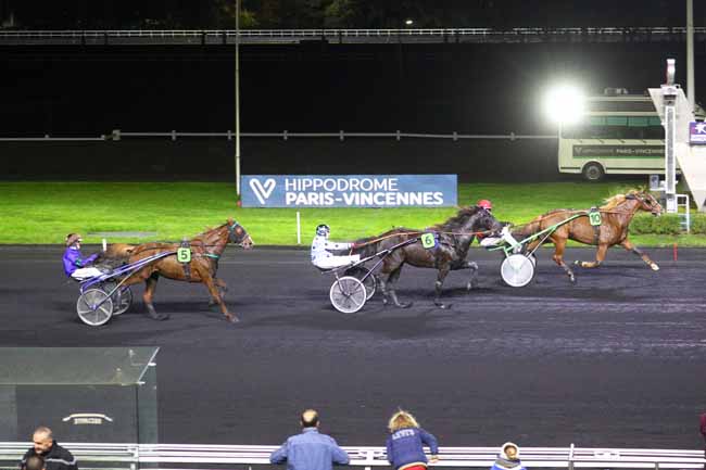 Photo d'arrivée de la course pmu PRIX MAURICE THEVENON à PARIS-VINCENNES le Samedi 23 novembre 2024