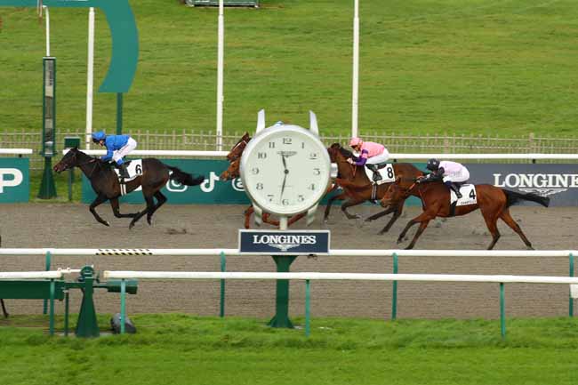 Photo d'arrivée de la course pmu PRIX GEORGE BRIDGLAND (PRIX DE LA TOUCHE AUX MULETS) à CHANTILLY le Samedi 23 novembre 2024