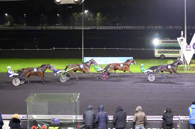 Photo d'arrivée de la course pmu PRIX OSCAR COLLARD à PARIS-VINCENNES le Samedi 14 décembre 2024