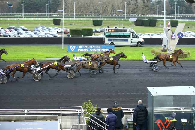 Photo d'arrivée de la course pmu PRIX DE CHATEAUDUN (PRIX JEAN DUMOUCH) à PARIS-VINCENNES le Dimanche 15 décembre 2024