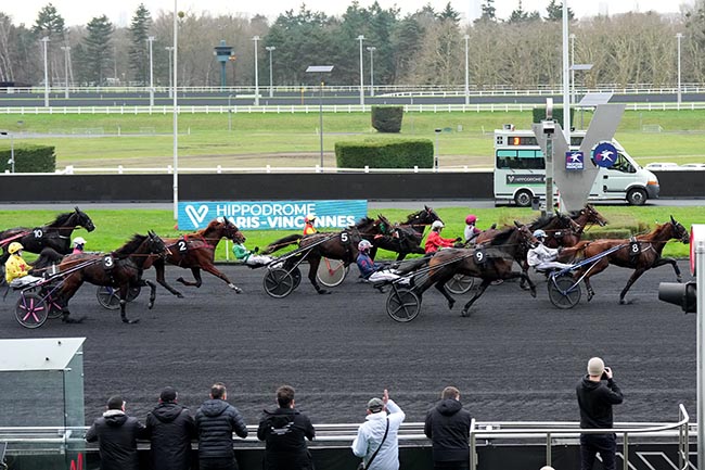 Photo d'arrivée de la course pmu PRIX DES IRIS à PARIS-VINCENNES le Mercredi 18 décembre 2024