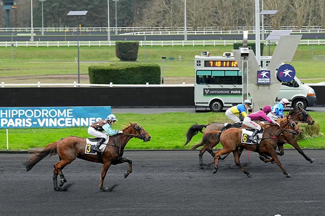 Photo d'arrivée de la course pmu PRIX D'ISSOUDUN à PARIS-VINCENNES le Mercredi 18 décembre 2024