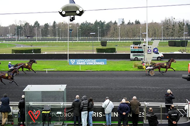 Photo d'arrivée de la course pmu PRIX DE FLORAC à PARIS-VINCENNES le Mercredi 18 décembre 2024