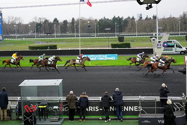 Photo d'arrivée de la course pmu PRIX PIERRE GIFFARD à PARIS-VINCENNES le Mercredi 18 décembre 2024