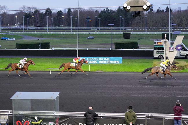 Photo d'arrivée de la course pmu PRIX DE MIREVAL à PARIS-VINCENNES le Vendredi 20 décembre 2024