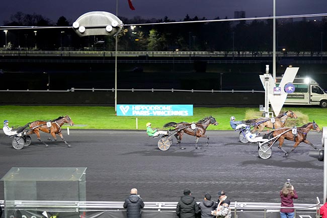 Photo d'arrivée de la course pmu PRIX D'AMBOISE à PARIS-VINCENNES le Vendredi 20 décembre 2024