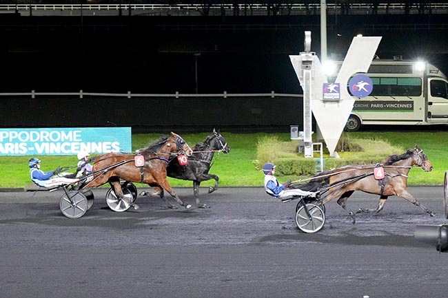 Photo d'arrivée de la course pmu PRIX DE PLESSE à PARIS-VINCENNES le Vendredi 20 décembre 2024