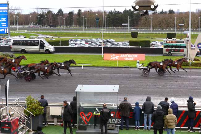 Photo d'arrivée de la course pmu CRITERIUM CONTINENTAL - AMERIQUE RACES Q3 à PARIS-VINCENNES le Dimanche 22 décembre 2024