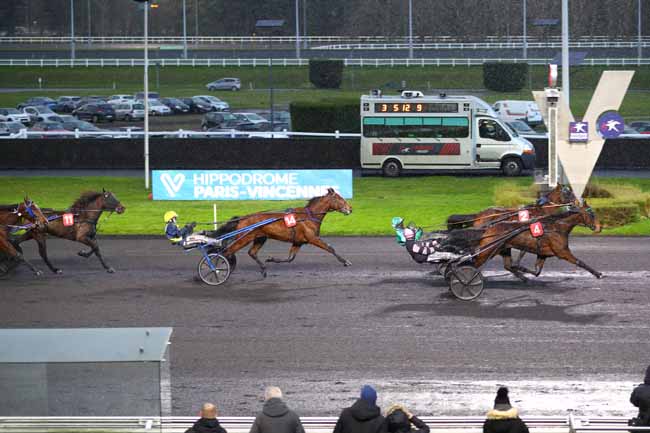 Photo d'arrivée de la course pmu PRIX DE TARBES à PARIS-VINCENNES le Dimanche 22 décembre 2024