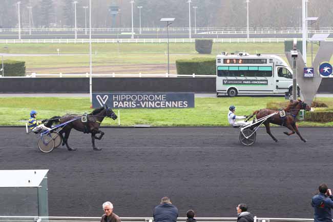 Photo d'arrivée de la course pmu PRIX DE CASTELSARRASIN à PARIS-VINCENNES le Mercredi 25 décembre 2024