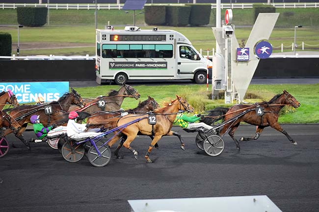 Photo d'arrivée de la course pmu PRIX DE COMPIEGNE à PARIS-VINCENNES le Vendredi 27 décembre 2024