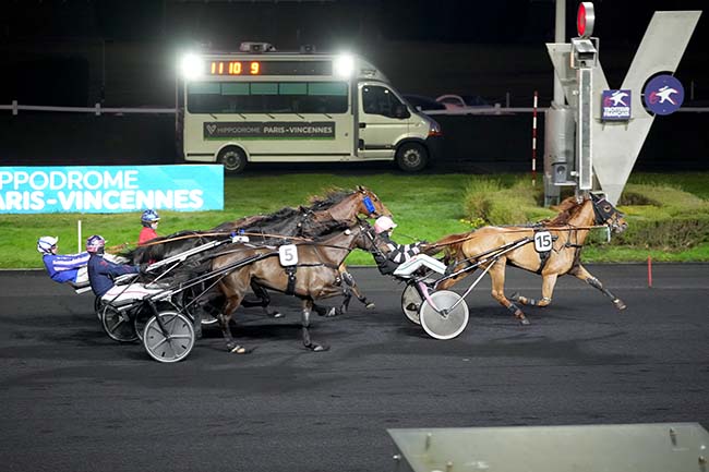 Photo d'arrivée de la course pmu PRIX DE FOUGERES à PARIS-VINCENNES le Vendredi 27 décembre 2024